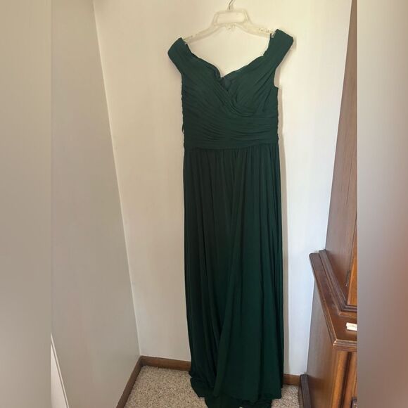 La Femme green off the shoulder rusched long gown size 8 - Picture 9 of 13